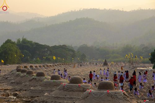 ภาพ No.138606:Photo Story  มหัศจรรย์วัดดงดินแดง Episode 6 พระภิกษุ-สามเณร ในโครงการบรรพชาอุปสมบทหมู่  กว่า 500 รูป และศีลจาริณีกว่า 300 คน ร่วมกันก่อพระเจดีย์ทราย 20,000 องค์ และจุดประทีป  บูชาธรรม 80 ปี หลวงพ่อธมฺมชโย กลางลำน้ำแม่ตื่น