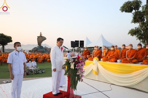 ภาพ No.101732:ตักบาตรพระ 10,000 รูป เติมบุญให้แผ่นดิน เนื่องในโอกาส 192 ปี จังหวัดกาญจนบุรี หนึ่งในโครงการตักบาตรพระ 2,000,000 รูป  77 จังหวัดทุกวัดทั่วไทย วันจันทร์ที่ 11 ธันวาคม พ.ศ. 2566 บริเวณถนนสองแคว (SKY WALK) เมืองกาญจนบุรี