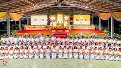 ภาพ No.146392:พิธีถวายเครื่องราชสักการะและวางพานพุ่ม และพิธีจุดเทียนถวายพระพรชัยมงคลแด่ พระบาทสมเด็จพระเจ้าอยู่หัว เนื่องในโอกาสพระราชพิธี มหามงคลเฉลิมพระชนมพรรษา 6 รอบ 28 กรกฎาคม 2567 วันอาทิตย์ที่ 28 กรกฎาคม พ.ศ. 2567  ณ อาคารโถงช้างฯ วัดพระธรรมกาย อ.คลองหลวง จ.ปทุม