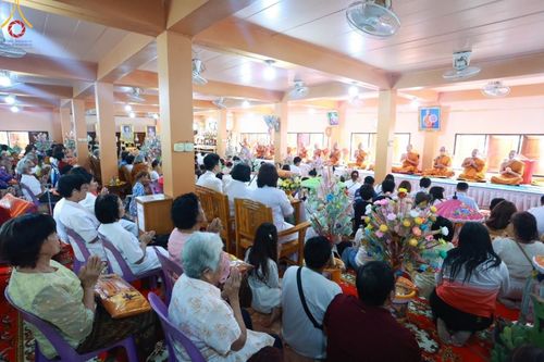 ภาพ No.168321:พิธีทอดกฐิน ณ วัดบางม่วง จ.นนทบุรี ในโครงการกฐินสามัคคีทั่วไทย 30,000 วัด บูชาธรรม 80 ปี หลวงพ่อธัมมชโย โดยคณะศิษยานุศิษย์วัดพระธรรมกาย วันที่ 20 ตุลาคม พ.ศ. 2567