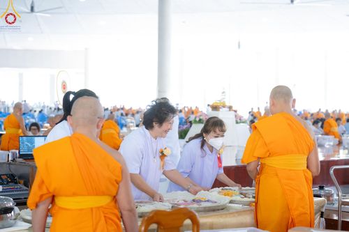 ภาพ No.208331:พิธีสวดพระพุทธมนต์ และถวายภัตตาหารเมนูสวรรค์แด่พระภิกษุ สามเณร วันที่ 15 กุมภาพันธ์ พ.ศ. 2568 ณ หอฉันคุณยายอาจารย์ฯ วัดพระธรรมกาย