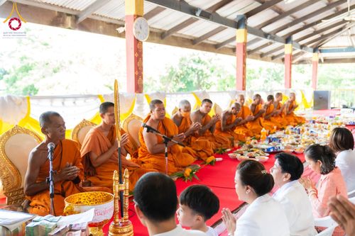 ภาพ No.182453:พิธีทอดกฐิน ณ วัดโปรยฝน จ.ปทุมธานี ในโครงการทอดกฐินสามัคคีทั่วไทย 30,000 วัด บูชาธรรม 80 ปี หลวงพ่อธัมมชโย โดยคณะศิษยานุศิษย์วัดพระธรรมกาย วันที่ 9 พฤศจิกายน พ.ศ. 2567