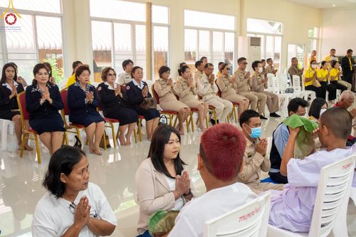 ภาพ No.59087:พิธีปลงผมและแห่นาคธรรมทายาท ในโครงการบรรพชาสามเณร ภาคฤดูร้อน เฉลิมพระเกียรติพระบาทสมเด็จพระเจ้าอยู่หัว เนื่องในโอกาส  พระราชพิธีมหามงคลเฉลิมพระชนมพรรษา 6 รอบ  ปลงผมนาคในวันที่ 21 เมษายน พ.ศ 2567 ณ วัดกลางธนรินทร์ (ธรรมอุทยานบ้านแป้ง)