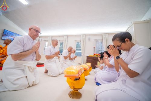 ภาพ No.144974:พิธีบรรพชา และอุปสมบท ธรรมทายาท โดยมี พระเดชพระคุณพระธรรมรัตนาภรณ์ เป็นพระอุปัชฌาย์ ยังความปลื้มปิติใจให้แก่ผู้ปกครอง และคณะญาติมิตร ณ วัดพระธรรมกายนิวเจอร์ซี  ประเทศสหรัฐอเมริกา