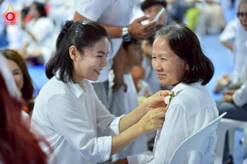 ภาพ No.238063:วันอังคารที่ 12 สิงหาคม พ.ศ. 2568 กิจกรรมวันแม่แห่งชาติ พิธีเปิดห้องปฎิบัติธรรม "กลางใส ใจสว่าง" (World Inner Peace Meditation Room) พิธีลูกกราบคุณแม่-คุณพ่อ พิธีทอดผ้าป่ากองทุนเลี้ยงพระ&กฐิน 30,000 วัด(บูชาธรรมหลวงพ่อ) พิธีไถ่โคท้อง 2 ตัว  ณ วิหารคด 2 ว