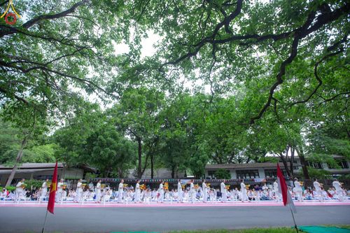 ภาพ No.143846:พิธีตัดปอยผม โครงการอุปสมบทหมู่ พระธรรมทายาทนานาชาติ (ภาษาจีน) รุ่นที่ 19 วันอาทิตย์ที่ 7 กรกฎาคม พ.ศ. 2567 ณ สนามหญ้า หน้าบ้านแก้วอาสาสมัคร วัดพระธรรมกาย