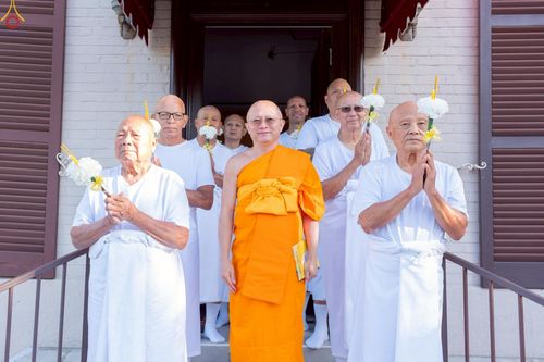 ภาพ No.252203:วันที่ 4-5 ตุลาคม พ.ศ. 2568  วัดพระธรรมกายแคลิฟอร์เนีย ประเทศสหรัฐอเมริกา ได้จัดพิธีตัดปอยผม โดยคณะสงฆ์ ญาติ ๆ และสาธุชน ให้กับนาคธรรมทายาท 8 ท่าน และได้จัดพิธีบรรพชา-อุปสมบท ฉลองพิธีทอดกฐินบรมจักรพรรดิ สร้างอุโบสถ 82 ปี บูชาธรรมหลวงพ่อธัมมชโย