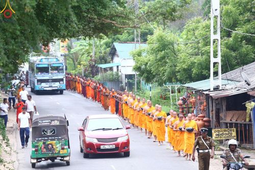 ภาพ No.139380:พิธีตักบาตรรอบเมืองดัมบุลล่า เทศกาลวิสาขบูชาแห่งชาติ ศรีลังกา เมื่อวันที่ 16 พฤษภาคมที่ผ่านมา คณะสงฆ์จากวัดพระธรรมกาย และคณะพระภิกษุสามเณรศรีลังกา ในโครงการสยาม-ลังกา ธรรมยาตรา ฉลองเทศกาลวิสาขบูชาแห่งชาติ ศรีลังกา บูชาธรรม 80 ปีหลวงพ่อธัมมชโย