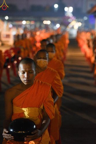 ภาพ No.197605:พิธีตักบาตรพระธรรมยาตรา ณ อนุสรณ์สถานลำดับที่ 4 สถานที่เกิดด้วยกายธรรม วัดโบสถ์(บน) ต.บางคูเวียง จ.นนทบุรี ในโครงการธรรมยาตรา กตัญญูบูชา มหาปูชนียาจารย์ พระมงคลเทพมุนี(สด จนฺทสโร) พระผู้ปราบมาร อนุสรณ์สถาน 7 แห่ง ปีที่ 13 วันที่ 19 มกราคม พ.ศ. 2568