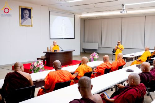 ภาพ No.222526:วันที่ 21 เมษายน พ.ศ. 2568 หลวงพ่อทัตตชีโวต้อนรับคณะสงฆ์ศรีลังกา ณ อาคาร 100 ปี คุณยายมหารัตนอุบาสิกาจันทร์ ขนนกยูง วัดพระธรรมกาย