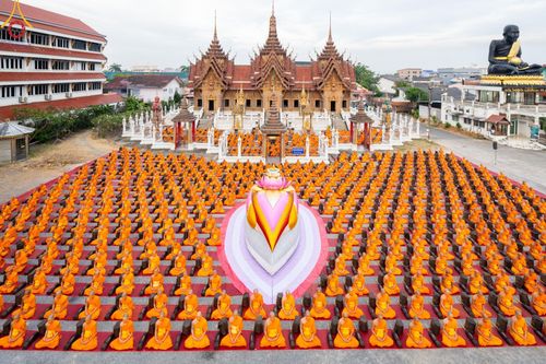 ภาพ No.127918:คณะพระธรรมยาตราฯ ปฎิบัติธรรมและถ่ายภาพหมู่ประวัติศาสตร์ ณ ลานหน้าพระปรางค์สามยอด วัดโคกสมานคุณ อ.หาดใหญ่ จ.สงขลา วันเสาร์ที่ 9 มีนาคม พ.ศ. 2567
