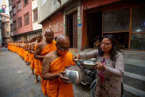 ภาพ No.80199:สามเณรในโครงการบรรพชาสามเณรหมู่ รับบิณฑบาตจากญาติโยมสาธชุน บริเวณชุมชน Patan และ Thamel กรุงกาฐมาณฑุ ประเทศเนปาล วันที่ 31 มีนาคม พ.ศ. 2566