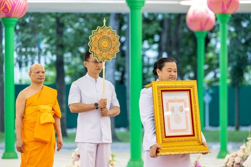 ภาพ No.230903:วันอังคารที่ 1 กรกฎาคม พ.ศ. 2568 ผู้ว่าราชการจังหวัดปทุมธานี เป็นประธานพิธีต้อนรับ สัญญาบัตร พัดยศ พระครูสัญญาบัตรสายต่างประเทศ วัดพระธรรมกาย ประจำปี พ.ศ. 2568 จำนวน 19 รูป