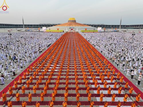 ภาพ No.204473:พิธีจุดประทีปถวายเป็นพุทธบูชา และบูชาธรรมมหาปูชนียาจารย์ ณ วัดพระธรรมกาย ตำบลคลองสาม อำเภอคลองหลวง จังหวัดปทุมธานี ในโครงการธรรมยาตรา กตัญญูบูชา มหาปูชนียาจารย์ พระมงคลเทพมุนี(สด จนฺทสโร) พระผู้ปราบมาร ปีที่ 13 วันที่ 31 มกราคม พ.ศ. 2568