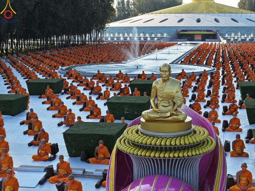 ภาพ No.104360:พระธรรมยาตราร่วมปฏิบัติธรรม และถ่ายภาพหมู่ประวัติศาสตร์ หน้ามหาวิหารพระมงคลเทพมุนี วันที่ 27 ธันวาคม พ.ศ. 2566