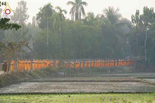 ภาพ No.76350:คณะสงฆ์และสามเณรบิณฑบาต ประเทศบังกลาเทศ วันที่ 11 กุมภาพันธ์ พ.ศ. 2566