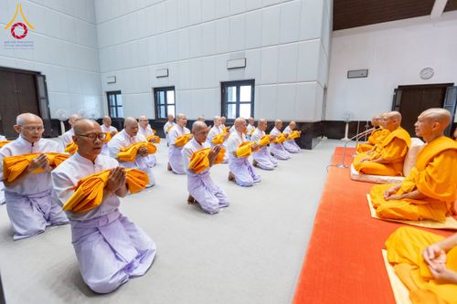 ภาพ No.244752:วันเสาร์ที่ 6 กันยายน พ.ศ. 2568 พิธีถวายบาตร บรรพชา อุปสมบทของนาคธรรมทายาท โครงการอุปสมบทหมู่บูชาธรรมครบรอบ 108 ปี  วันครูผู้ค้นพบวิชชาธรรมกาย ณ โบสถ์พระไตรปิฎก วัดพระธรรมกาย