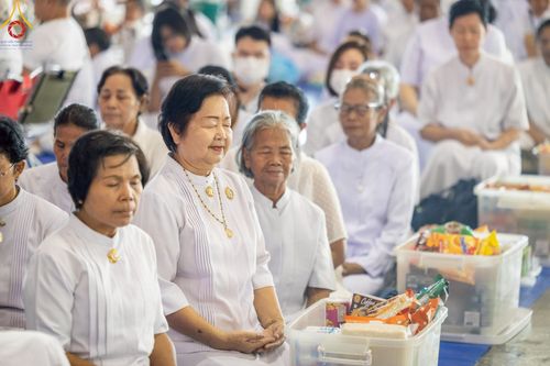 ภาพ No.221942:วันที่ 4 พฤษภาคม พ.ศ. 2568 พิธีตักบาตร เนื่องในวันอาทิตย์ต้นเดือน ณ บ้านแก้วเรือนทองคุณยายฯ วัดพระธรรมกาย