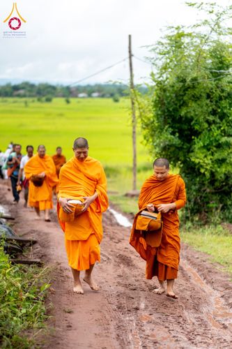 ภาพ No.174416:พิธีตักบาตรพระ,พิธีทอดผ้าป่า พิธีกลั่นแผ่นดินโปรยรัตนชาติ  สร้างพระอุโบสถและเจดีย์ วัดป่าสัมมาทิฏฐิและวัดสิริขันโท แขวงอัตตะปือ สปป. ลาว วันที่ 29 ตุลาคม พ.ศ. 2567