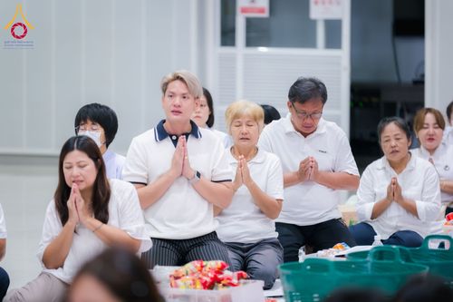 ภาพ No.60742:พิธีตักบาตรพระภิกษุสามเณร ธรรมทายาทระดับอุดมศึกษา วันเสาร์ที่ 20 เมษายน พ.ศ. 2567 ณ ห้องปฎิบัติธรรม ชั้นลอย มหารัตนวิหารคด 13 วัดพระธรรมกาย จ.ปทุมธานี