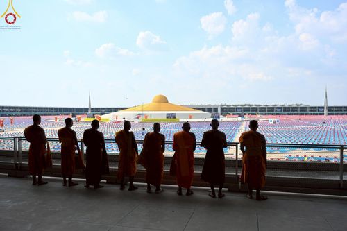 ภาพ No.221526:วันอังคารที่ 22 เมษายน พ.ศ. 2568 ภาพพิธีถวายมหาสังฆทานคณะสงฆ์ 40,000 กว่าวัดทั่วประเทศ เนื่องในวันคุ้มครองโลก ชุดที่ 2 (ปลื้มให้สมการรอคอย) ณ ลานธรรมพระมหาธรรมกายเจดีย์ วัดพระธรรมกาย