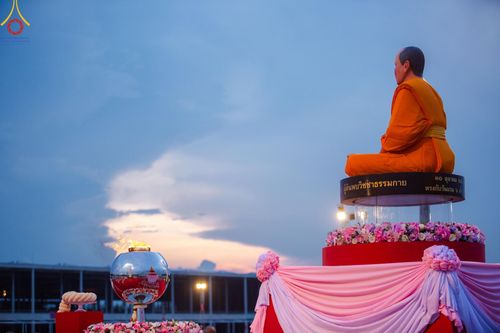 ภาพ No.160549:พิธีจุดประทีป 20,000 ดวง บูชาพระมหาธรรมกายเจดีย์ และบูชาพระมงคลเทพมุนี (สด จนฺทสโร) พระผู้ปราบมาร ณ ลานธรรม พระมหาธรรมกายเจดีย์ วัดพระธรรมกาย จ.ปทุมธานี วันที่ 10 ตุลาคม พ.ศ. 2567
