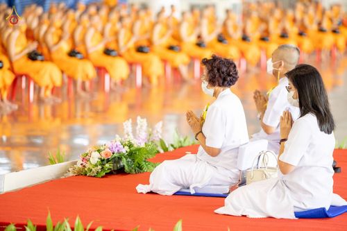 ภาพ No.80793:พิธีตักบาตร , พิธีบูชาข้าวพระในวันอาทิตย์ต้นเดือน วันที่ 7 พฤษภาคม พ.ศ. 2566 ณ วัดพระธรรมกาย