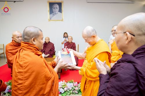 ภาพ No.223053:วันที่ 24 เมษายน พ.ศ. 2568 หลวงพ่อทัตตชีโวต้อนรับคณะสงฆ์เมียนมา ณ อาคาร 100 ปี คุณยายมหารัตนอุบาสิกาจันทร์ ขนนกยูง วัดพระธรรมกาย