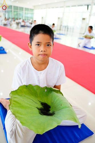 ภาพ No.134809:พิธีตัดปอยผม พิธีขอขมารับผ้าไตร พิธีบรรพชา และพิธีถวายบาตร ในโครงการบรรพชาสามเณร ฟื้นฟูพระพุทธศาสนาทั่วไทย  ณ ศูนย์ปฏิบัติธรรมและศูนย์อบรมเยาวชนเพชรบุรี ต.ท่าแลง อ.ท่ายาง จ.เพชรบุรี