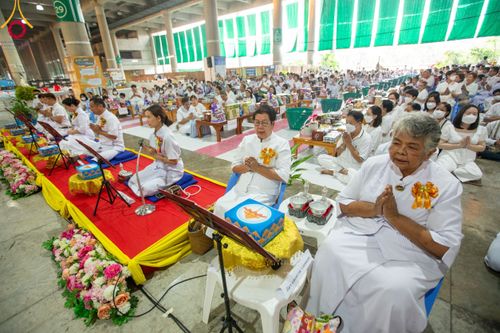 ภาพ No.115438:พิธีตักบาตรฉลองพระใหม่ ในโครงการอุปสมบทหมู่บูชาธรรม 115 ปี คุณยายอาจารย์มหารัตนอุบาสิกาจันทร์ ขนนกยูง วันที่ 19  มกราคม พ.ศ. 2567 ณ มหารัตนวิหารคด วัดพระธรรมกาย