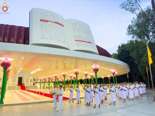 ภาพ No.199636:โครงการอุปสมบทหมู่บูชาธรรม 116 ปี คุณยายอาจารย์มหารัตนอุบาสิกาจันทร์ ขนนกยูง โครงการอุปสมบทหมู่ธรรมทายาท ระดับอุดมศึกษา รุ่นที่ 51 ภาคฤดูหนาว  ณ โบสถ์พระไตรปิฏก วัดพระธรรมกาย จ.ปทุมธานี  วันที่ 11 มกราคม พ.ศ. 2568 โดยมีพระครูปลัดรัตนวีรวัฒน์ เจ้าอาวาสวัด