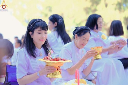 ภาพ No.188726:พิธีต้อนรับพระธรรมยาตรา ในโครงการธรรมยาตรา กตัญญูบูชา มหาปูชนียาจารย์ พระมงคลเทพมุนี(สด จนฺทสโร) พระผู้ปราบมาร อนุสรณ์สถาน 7 แห่ง ปีที่ 13 วันที่ 3 มกราคม พ.ศ. 2568 ณ อนุสรณ์สถานมหาวิหารพระมงคลเทพมุนี (โลตัสแลนด์) อ.สองพี่น้อง จ.สุพรรณบุรี