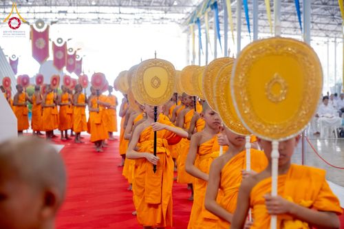 ภาพ No.237406:วันอาทิตย์ที่ 10 สิงหาคม พ.ศ.2568 พิธีมอบใบประกาศเกียรติคุณ โครงการสอบบาลี "ฉลองแชมป์" บูชาธรรม 80 ปี หลวงพ่อธัมมชโย ประจำปี 2568 และ พิธีมอบดวงแก้วสามเณรทรงบาลีไวยากรณ์ ณ สภาธรรมกายสากล วัดพระธรรมกาย ปทุมธานี