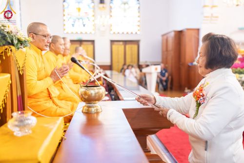 ภาพ No.96393:พิธีทอดกฐินราชันปฐพี ราชินีที่ดิน เพื่อซื้อที่ดินหลังโบสถ์ ฉลองครบรอบ 10 ปีสถาปนาโบสถ์วัดพุทธ วันอาทิตย์ที่ 19 พฤศจิกายน พ.ศ. 2566 ณ วัดพระธรรมกายนิวคาสเซิล ประเทศอังกฤษ