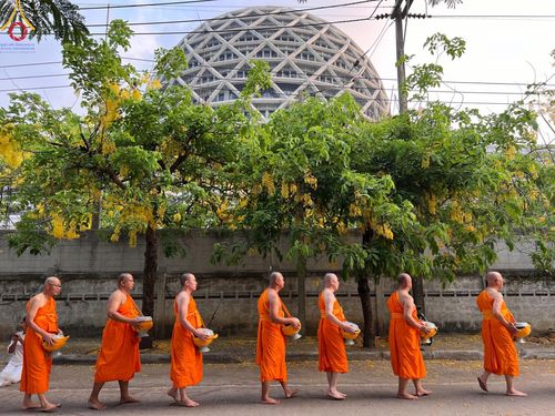 ภาพ No.136011:พระธรรมทายาท โครงการบวชพระนานาชาติ AEC & WAB ผู้บริหารรุ่นที่ 2 บิณฑบาต ณ หอฉันคุณยายอาจารย์ฯ เมืองแก้วมณี หมู่บ้านแก้วพุทธรักษา วันที่ 28 เมษายน พ.ศ. 2567
