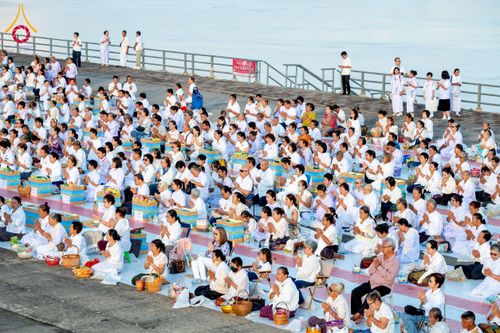 ภาพ No.250508:วันพุธที่ 8 ตุลาคม พ.ศ. 2568 พิธีตักบาตรเทโวโรหณะ ณ ลานธรรมปทุมรัตน์ธรรมเจดีย์ พุทธอุทยานนานาชาติ อ.โพนพิสัย จ.หนองคาย