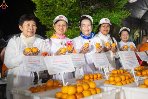 ภาพ No.190394:สาธุชนถวายภัตตาหารเป็นสังฆทาน แด่พระธรรมยาตรา ณ อนุสรณ์สถานมหาวิหารพระมงคลเทพมุนี (โลตัสแลนด์) อ.สองพี่น้อง จ.สุพรรณบุรี ในโครงการธรรมยาตรา กตัญญูบูชา มหาปูชนียาจารย์ พระมงคลเทพมุนี(สด จนฺทสโร) พระผู้ปราบมาร แห่ง ปีที่ 13 วันที่ 7 มกราคม พ.ศ.2568