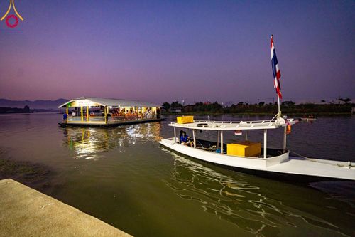 ภาพ No.101785:ตักบาตรพระ 10,000 รูป เติมบุญให้แผ่นดิน เนื่องในโอกาส 192 ปี จังหวัดกาญจนบุรี หนึ่งในโครงการตักบาตรพระ 2,000,000 รูป  77 จังหวัดทุกวัดทั่วไทย วันจันทร์ที่ 11 ธันวาคม พ.ศ. 2566 บริเวณถนนสองแคว (SKY WALK) เมืองกาญจนบุรี