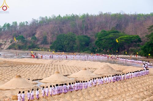 ภาพ No.63241:Photo Story  มหัศจรรย์วัดดงดินแดง Episode 1  พิธีปลงผมนาคธรรมทายาท  ในโครงการบรรพชาอุปสมบทหมู่ ฟื้นฟูพระพุทธศาสนาทั่วไทย วัดดงดินแดง ณ ลำน้ำแม่ตื่น อ.อมก๋อย จ.เชียงใหม่ วันที่ 2 เมษายน พ.ศ. 2567