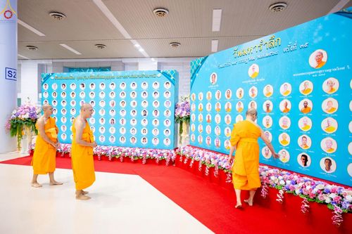 ภาพ No.233736:วันเสาร์ที่ 19 กรกฎาคม พ.ศ.2568 วันมหารำลึก ครั้งที่ 35 พิธีรำลึกถึงนักสร้างบารมี , พิธีสวดพระพุทธมนต์ , พิธีทอดผ้าบังสกุลและถวายไทยธรรม วัดพระธรรมกาย