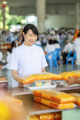 ภาพ No.162098:พิธีถวายภัตตาหารเมนูสวรรค์ เนื่องในวันออกพรรษา (ขึ้น 15 ค่ำ เดือน 11) วันพฤหัสบดีที่ 17 ตุลาคม พ.ศ. 2567 ณ หอฉันคุณยายอาจารย์ฯ วัดพระธรรมกาย