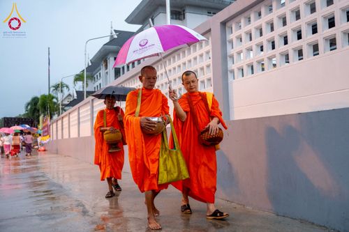 ภาพ No.226045:วันอาทิตย์ที่ 25 พฤษภาคม พ.ศ. 2568 พิธีตักบาตรพระ 1,000 รูปเมืองตรัง ครบรอบ 110 ปี เมืองทับเที่ยง ถวายเป็นพุทธบูชา ถวายเป็นพระราชกุศลแด่รัชกาลที่ 10 และอุทิศส่วนกุศลแด่อดีตเจ้าเมืองตรัง และบรรพบุรุษ ณ บริเวณหน้าศาลากลางจังหวัดตรัง ถนนพระราม 6