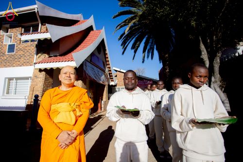 ภาพ No.231128:วันศุกร์ที่ 27 มิถุนายน พ.ศ. 2568 พิธีตัดปอยผมและพิธีปลงผมนาคธรรมทายาทแห่งทวีปแอฟริกา พ.ศ. 2568  โครงการบรรพชาอุปสมบทพระธรรมทายาทนานาชาติแห่งทวีปแอฟริกา ครั้งที่ 2 ณ วัดพระธรรมกายโจฮันเนสเบิร์ก สาธารณรัฐแอฟริกาใต้