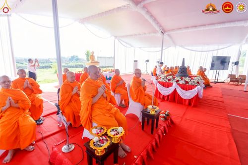 ภาพ No.224444:วันจันทร์ที่ 12 พฤษภาคม พ.ศ. 2568  ชาวพุทธในอินโดนีเซีย ร่วมฉลองวิสาขบูชาจุดประทีปกว่า 200,000 ดวง ณ พระมหาเจดีย์บรมพุทโธ  เจริญพุทธมนต์ถวาย “พระวชิรเกล้าเจ้าอยู่หัว”