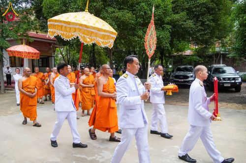 ภาพ No.146662:พิธีต้อนรับสัญญาบัตร พัดยศ ผ้าไตร ในโอกาสที่พระบาทสมเด็จพระเจ้าอยู่หัว ทรงพระกรุณาโปรดพระราชทานสัญญาบัตรตั้งสมณศักดิ์ พระวิมลศาสนวิเทศ (สำรวจ กมโล) เจ้าอาวาสวัดไทยนอร์เวย์ เป็นพระราชาคณะชั้นราช ในราชทินนามที่ “พระราชวชิรศาสนวิเทศ”