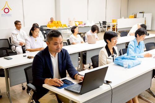 ภาพ No.222909:วันที่ 23 เมษายน พ.ศ. 2568 หลวงพ่อทัตตชีโวต้อนรับคณะสงฆ์จีน ณ อาคาร 100 ปี คุณยายมหารัตนอุบาสิกาจันทร์ ขนนกยูง วัดพระธรรมกาย