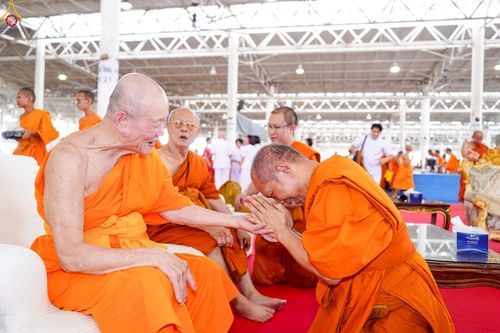 ภาพ No.235900:วันที่ 3 สิงหาคม พ.ศ. 2568 ภาพบรรยากาศ การต้อนรับปฎิสันถาร ของคณะสงฆ์ ในวันสมาธิโลก พิธีถวายมหาสังฆทาน 2,000 กว่าวัด ณ วัดพระธรรมกาย