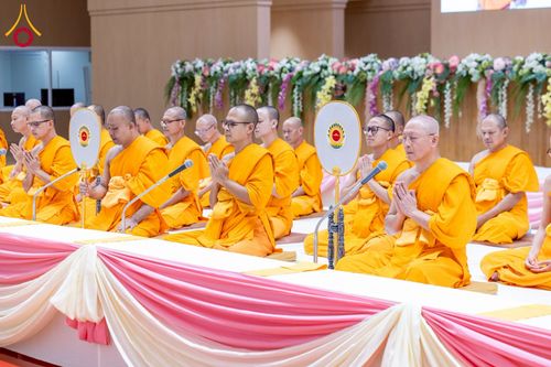 ภาพ No.239534:วันอาทิตย์ที่ 17 สิงหาคม พ.ศ. 2568 พิธีถวายคิลานเภสัช และอุปกรณ์ทางการแพทย์ แด่คณะสงฆ์ เนื่องในวันธรรมชัย ณ ห้องแก้วสารพัดนึก 2 สภาธรรมกายสากล วัดพระธรรมกาย