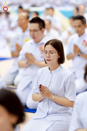 ภาพ No.215267:วันอาทิตย์ต้นเดือนที่ 6 เมษายน พ.ศ. 2568 พิธีบูชาข้าวพระ สภาธรรมกายสากล วัดพระธรรมกาย