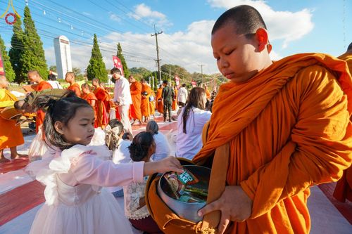 ภาพ No.187115:พิธีตักบาตรพระ ๕๐๐ รูป "สร้างบุญใหญ่ ส่งท้ายปีเก่า ต้อนรับปีใหม่ ๒๕๖๘" วันเสาร์ที่ ๒๘ ธันวาคม พ.ศ. ๒๕๖๗ ณ ถนนหน้าที่ว่าการอำเภอภูเรือ จังหวัดเลย